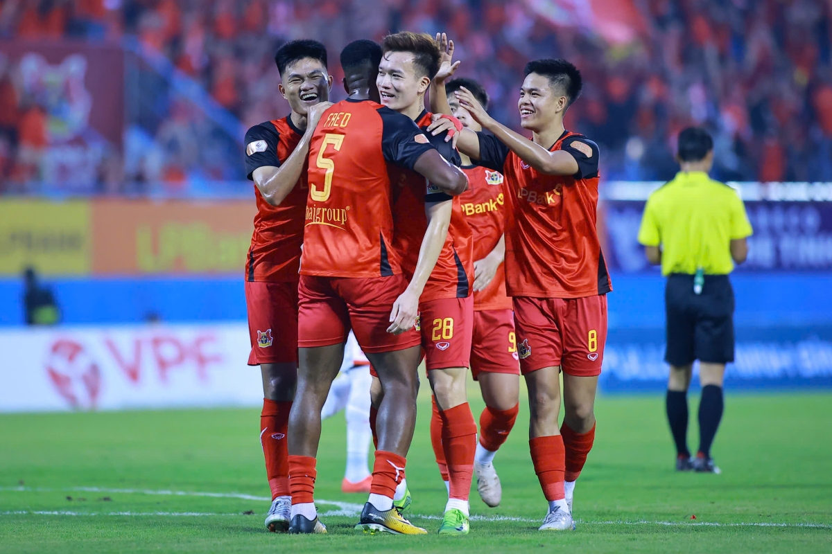 Ninh Binh tro lai Top 3 sau chien thang truoc Hai Phong