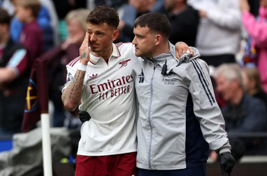 Ben White dinh chan thuong truoc West Ham.
