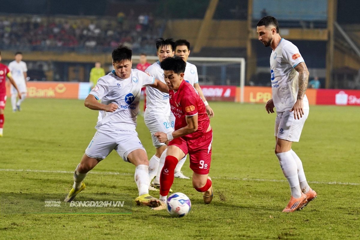 Ngày thi đấu khó khăn của cựu thủ môn U23 Việt Nam 4