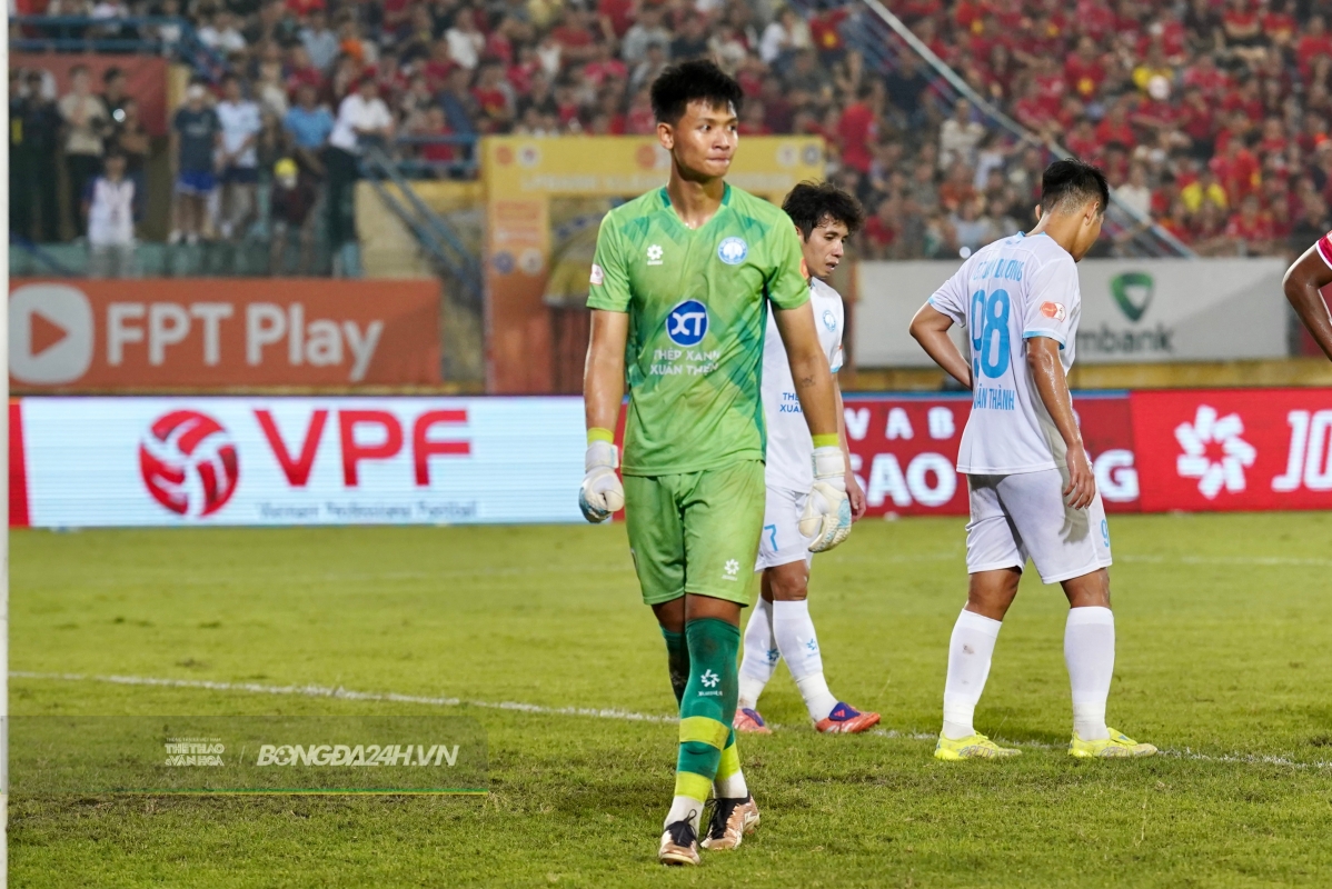 Ngày thi đấu khó khăn của cựu thủ môn U23 Việt Nam 5