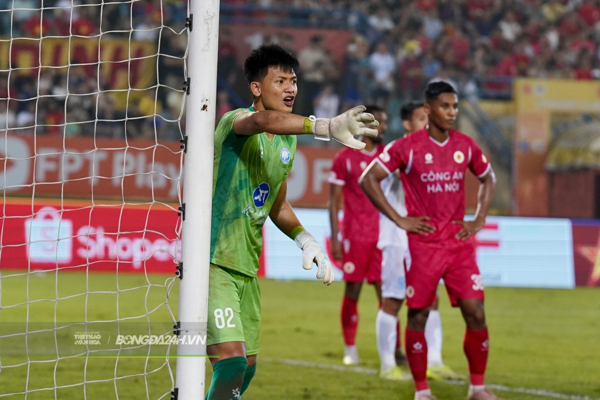 Ngày thi đấu khó khăn của cựu thủ môn U23 Việt Nam 3