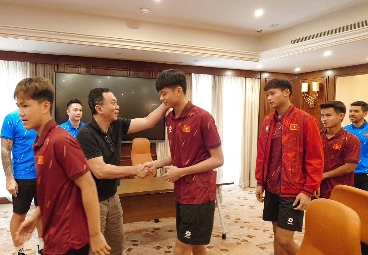 Chu tich VFF Tran Quoc Tuan dong vien U17 Viet Nam truoc tran tu ket U17 chau a 2026