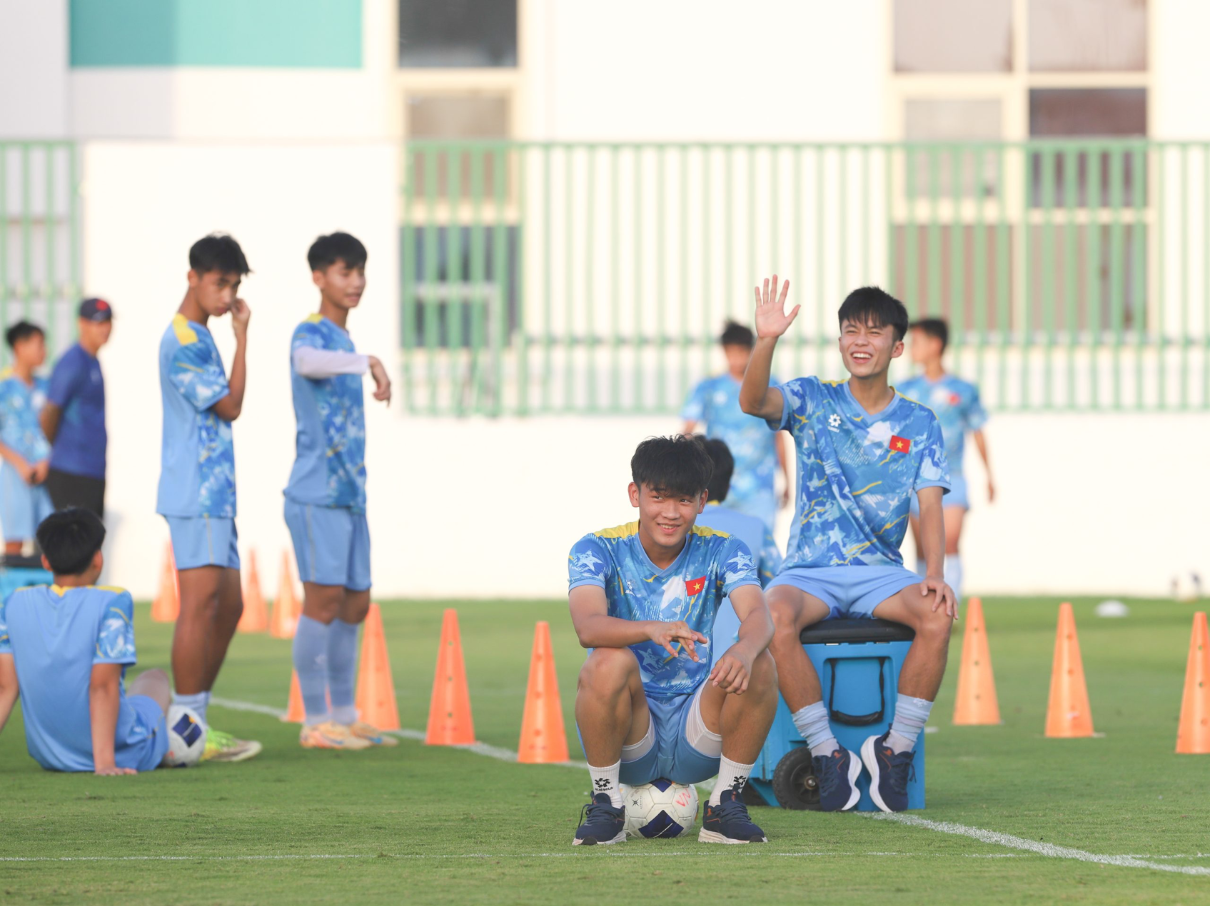U17 Viet Nam hung khoi tro lai san tap