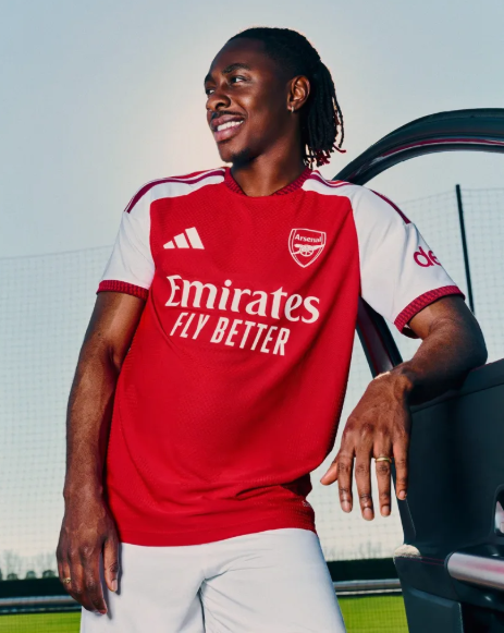 Arsenal chính thức công bố áo đấu sân nhà ở mùa giải 202627 4