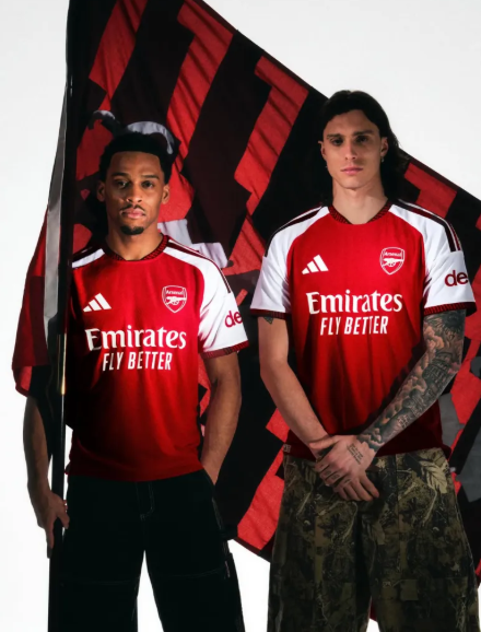 Arsenal chính thức công bố áo đấu sân nhà ở mùa giải 202627 1