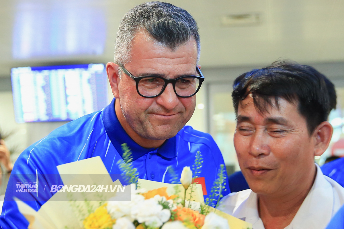HLV Cristiano Roland bật khóc vì tình cảm của NHM Việt Nam tại sân bay 6 HLV Cristiano Roland bật khóc vì tình cảm của NHM Việt Nam tại sân bay 6