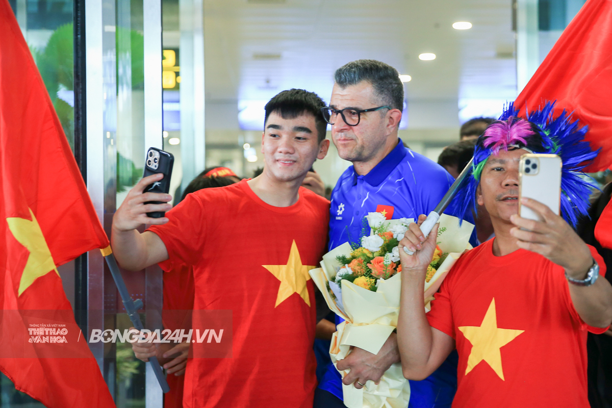 HLV Cristiano Roland bật khóc vì tình cảm của NHM Việt Nam tại sân bay 7 HLV Cristiano Roland bật khóc vì tình cảm của NHM Việt Nam tại sân bay 7