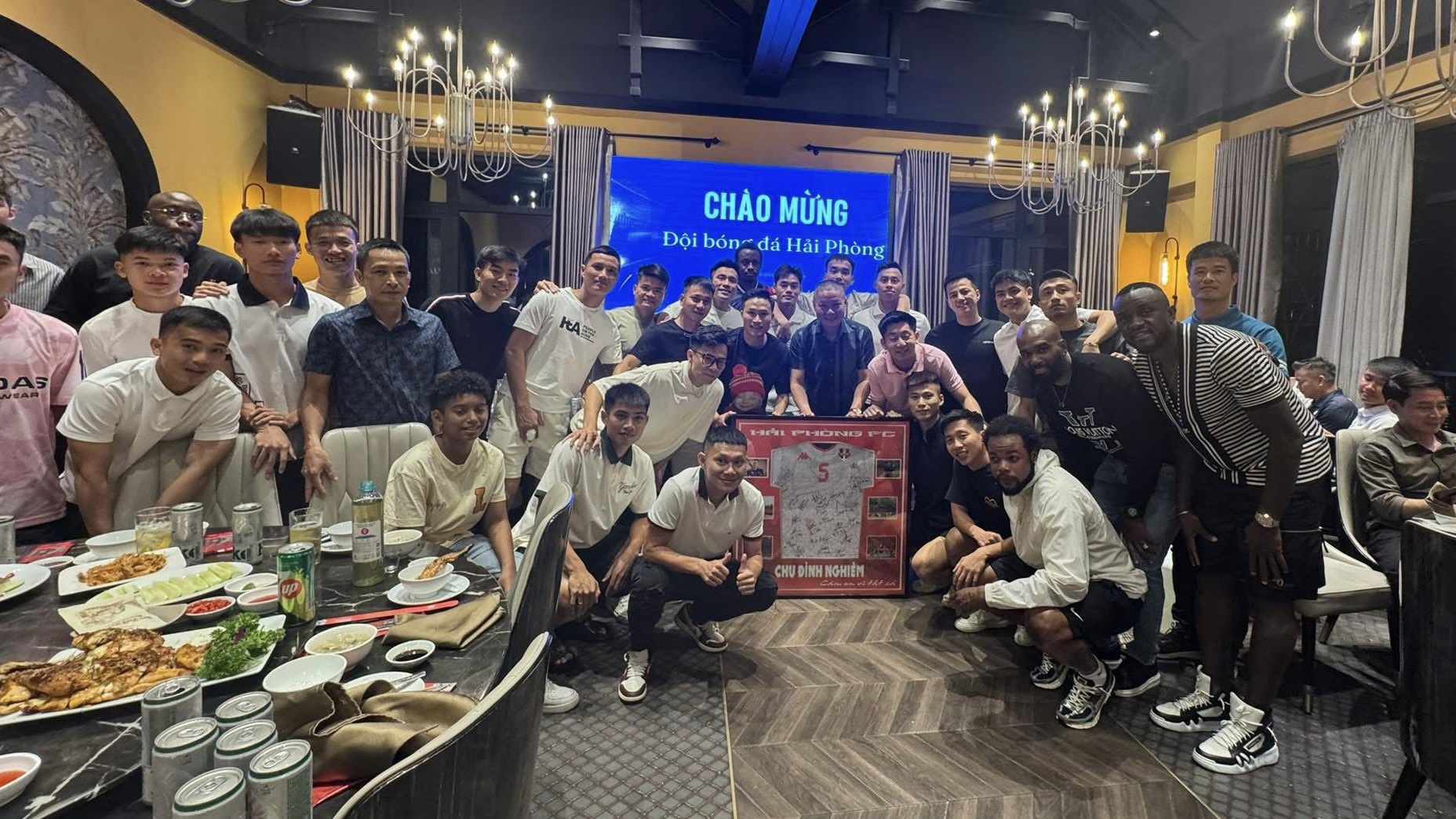 Hai Phong to chuc tiec chia tay cho HLV Chu dinh Nghiem