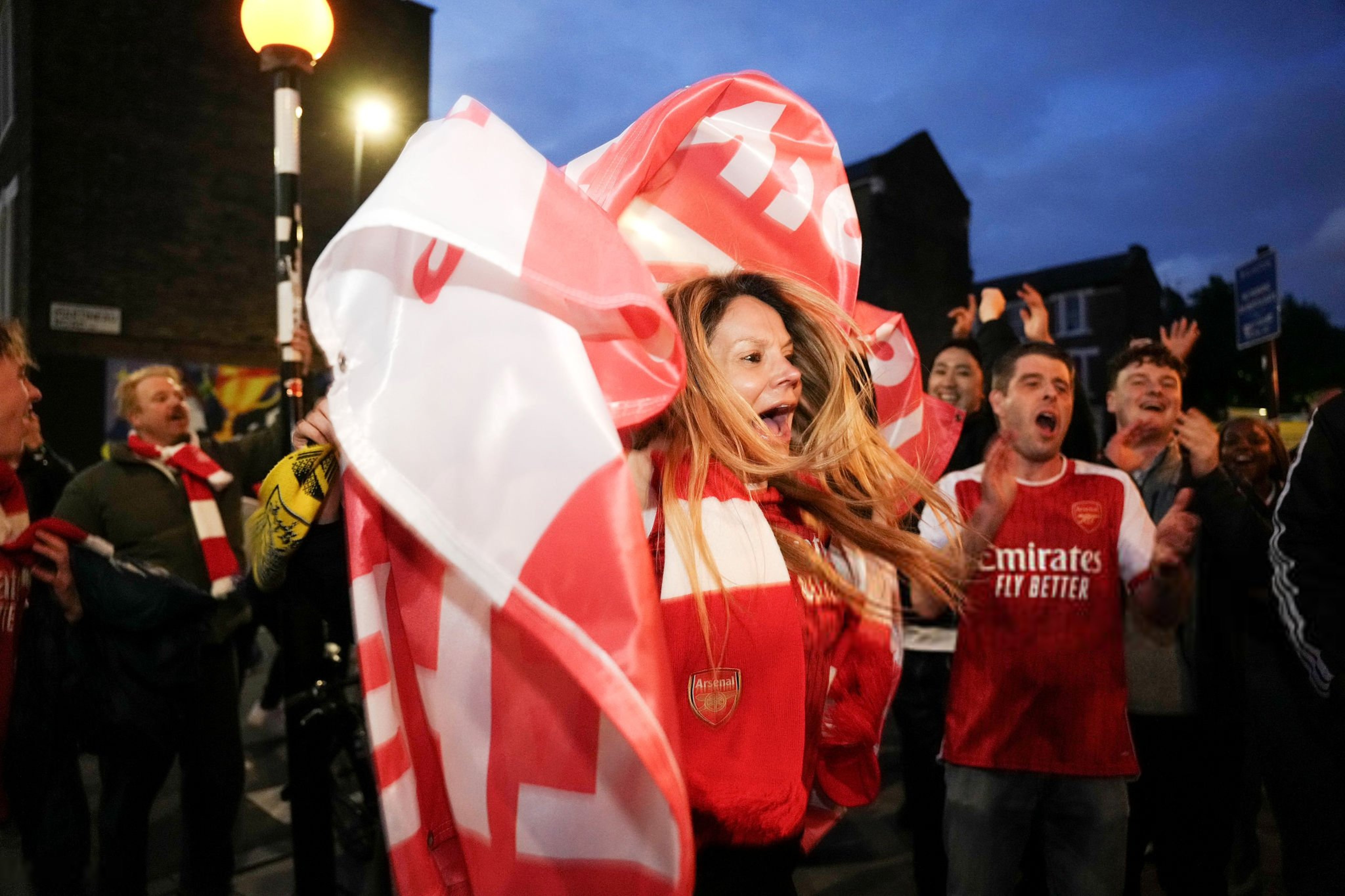CĐV Arsenal đổ ra đường ăn mừng chức vô địch Ngoại hạng Anh 202526 11