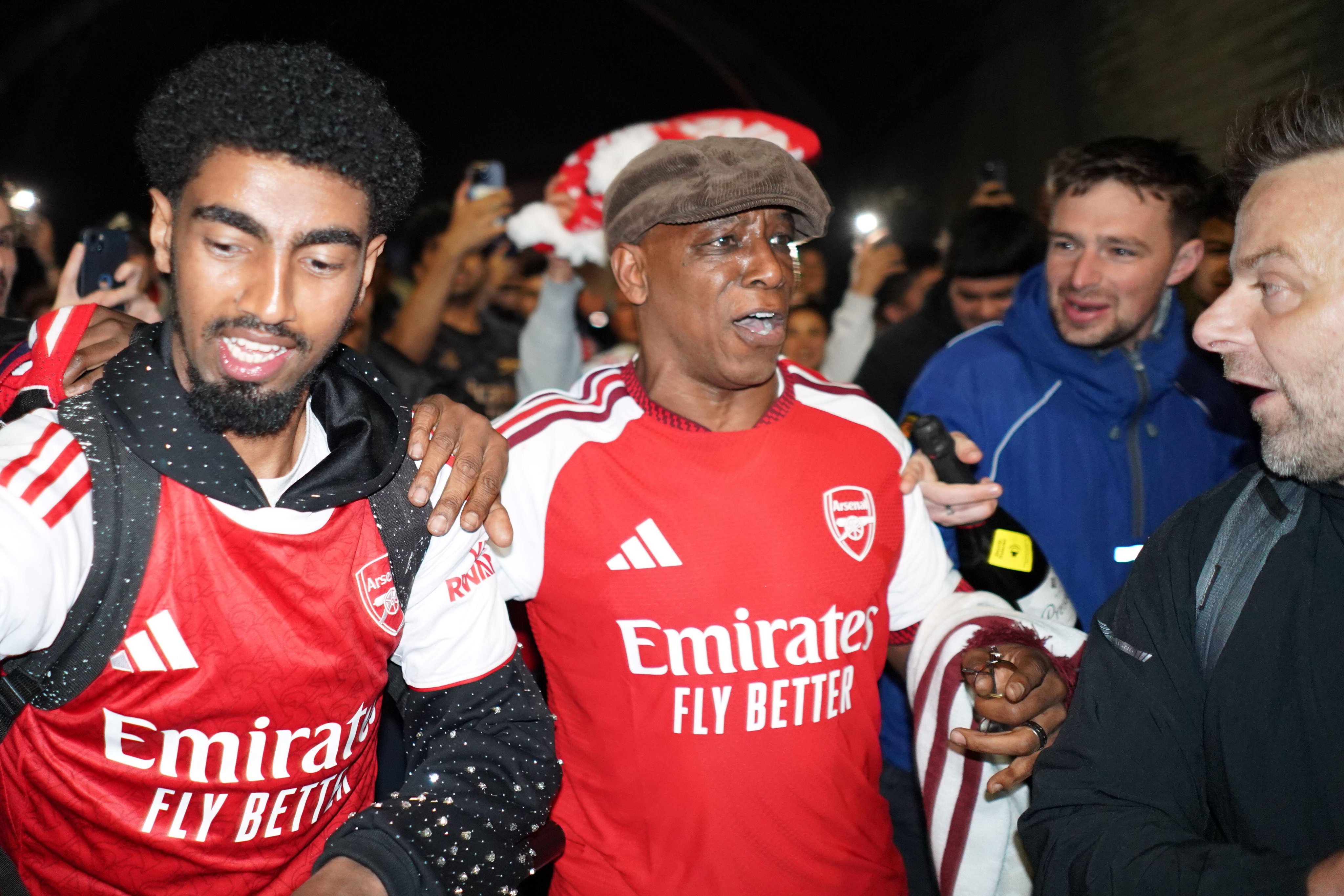 CĐV Arsenal đổ ra đường ăn mừng chức vô địch Ngoại hạng Anh 202526 4