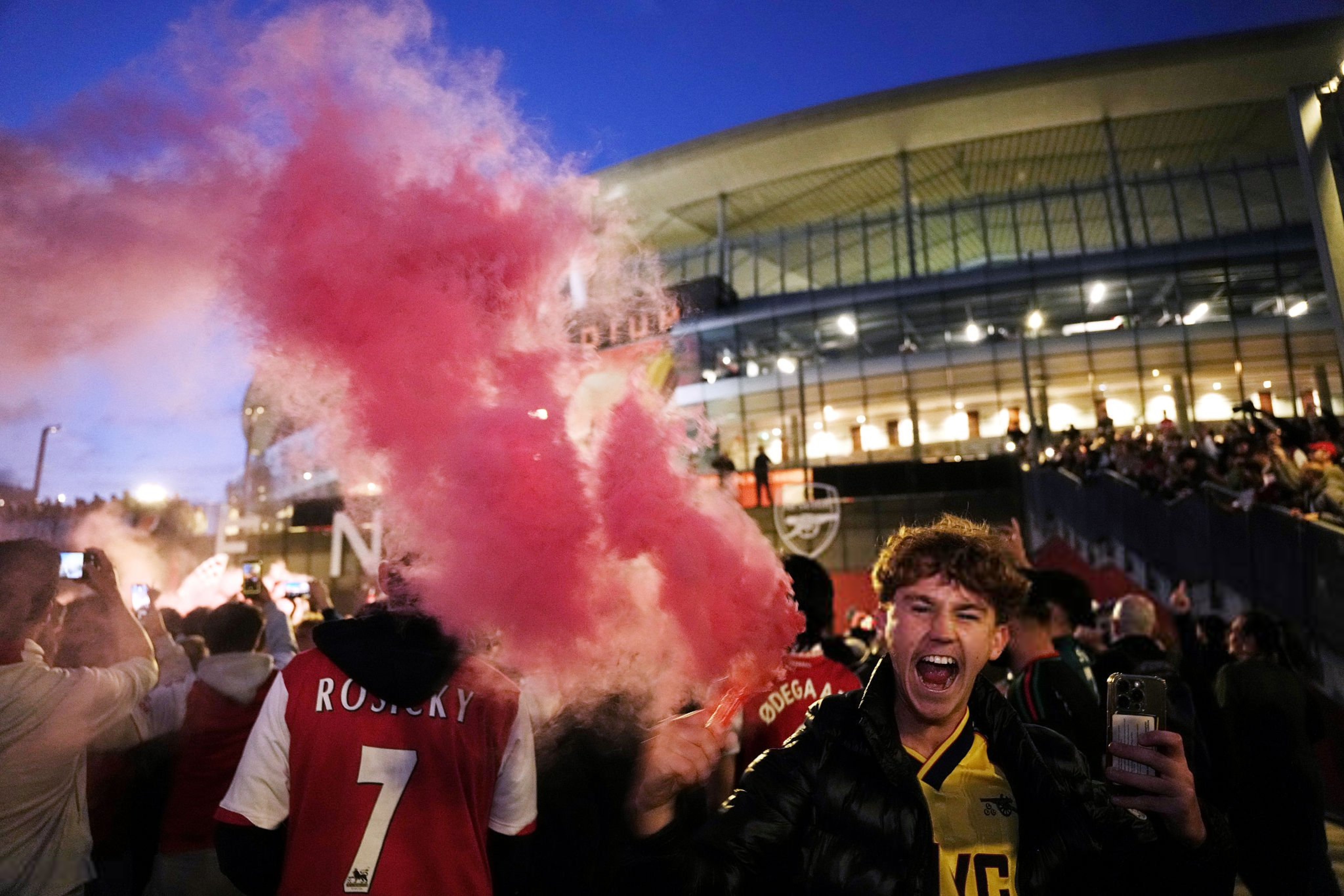 CdV Arsenal do ra duong an mung chuc vo dich Ngoai hang Anh 2025/26