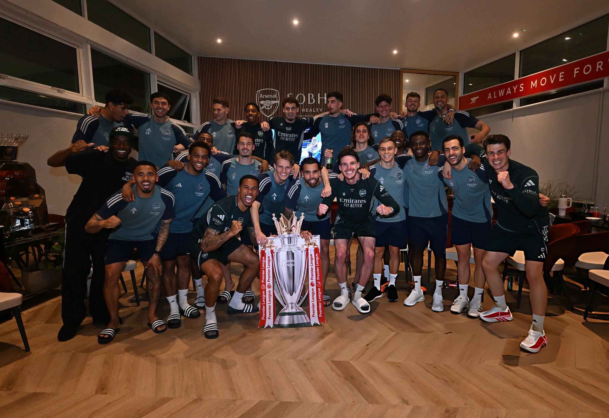 Arsenal nhận tin vô địch Premier League Arsenal nhan tin vo dich Premier League
