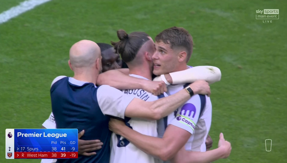 Khoảnh khắc trái ngược giữa West Ham và Tottenham 7