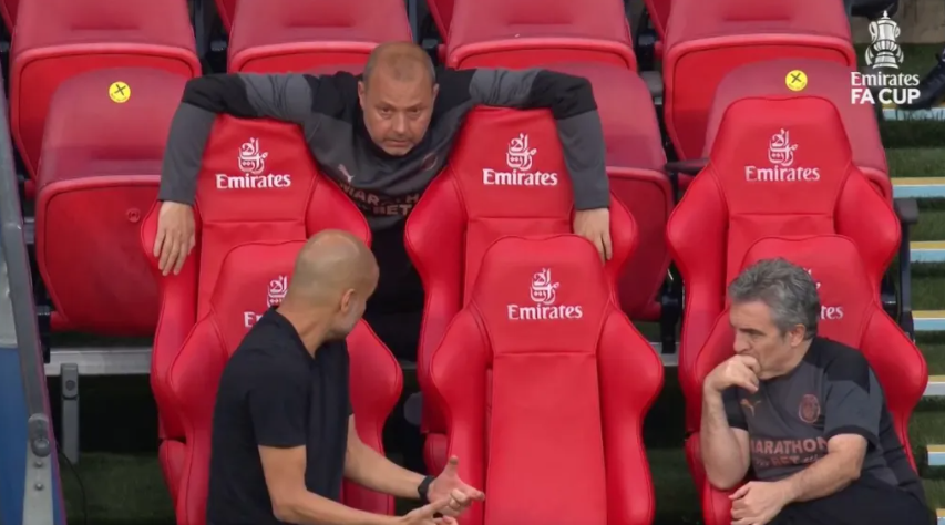 Sự thật sau khoảnh khắc kỳ lạ của Pep Guardiola 1