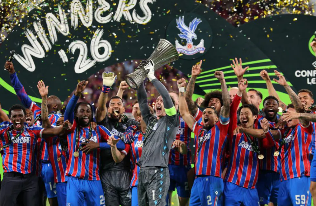 doi truong Dean Henderson nang cao chuc vo dich Conference League.