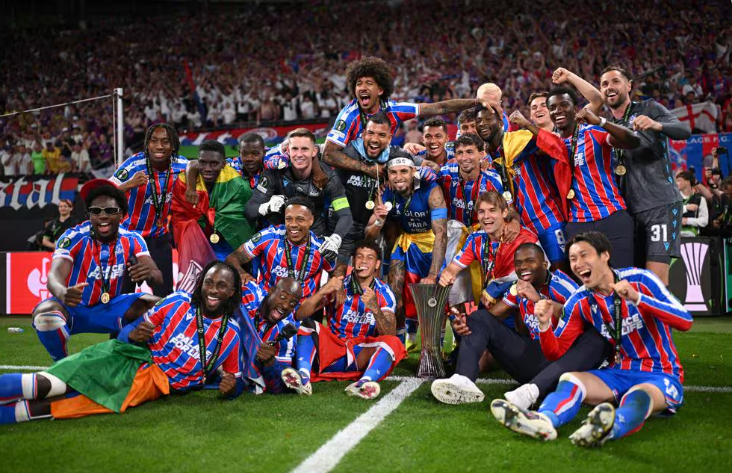 Nhìn lại màn ăn mừng chức vô địch Conference League của Crystal Palace 8