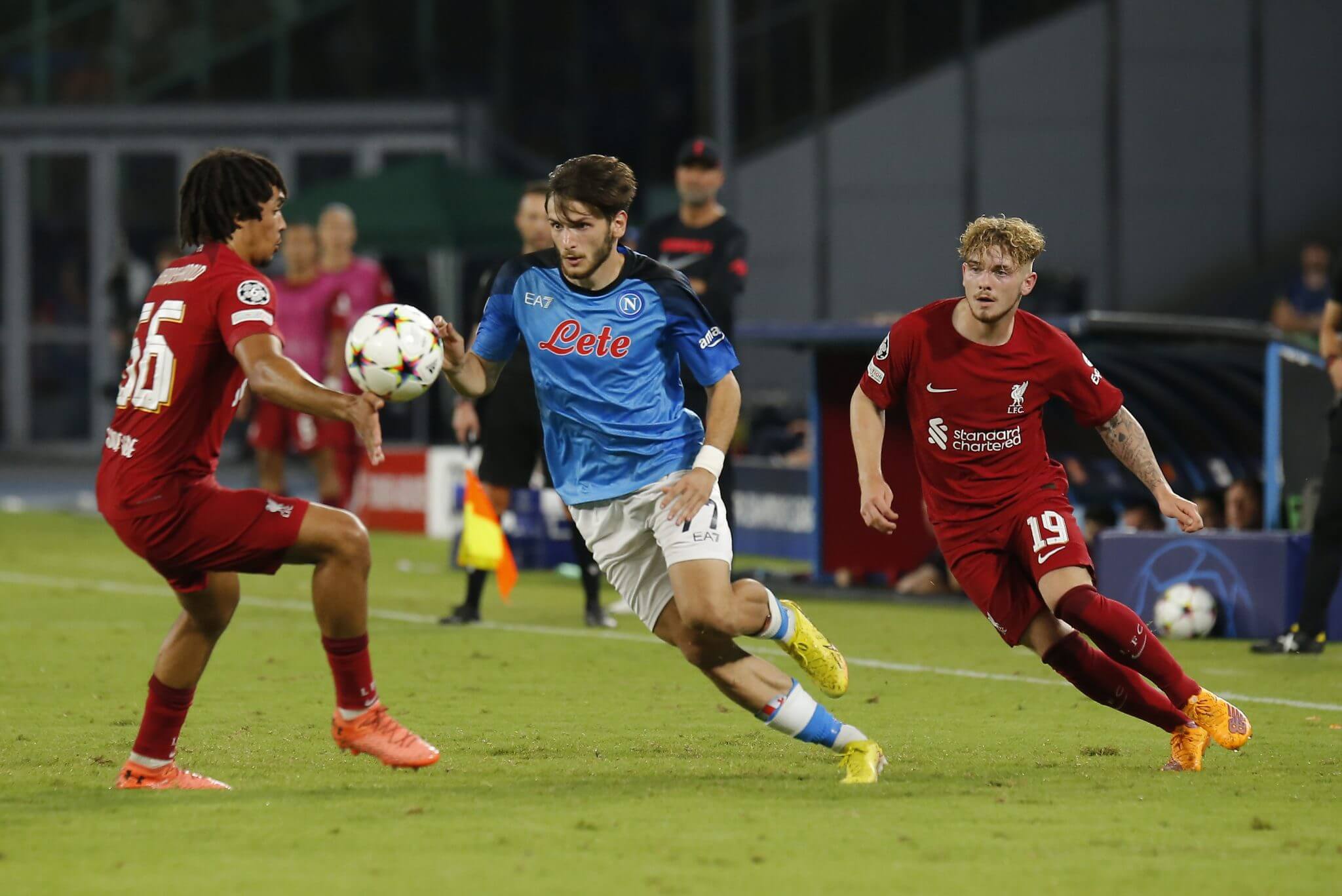 Khvicha Kvaratskhelia Từ cậu bé ngồi chờ táo lớn đến chức vô địch Champions League thứ hai liên tiếp 4