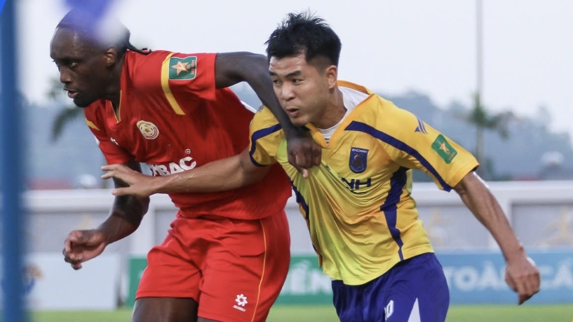 Ha duc Chinh ghi ban dau tien trong ngay be mac Giai hang Nhat quoc gia 2025/26