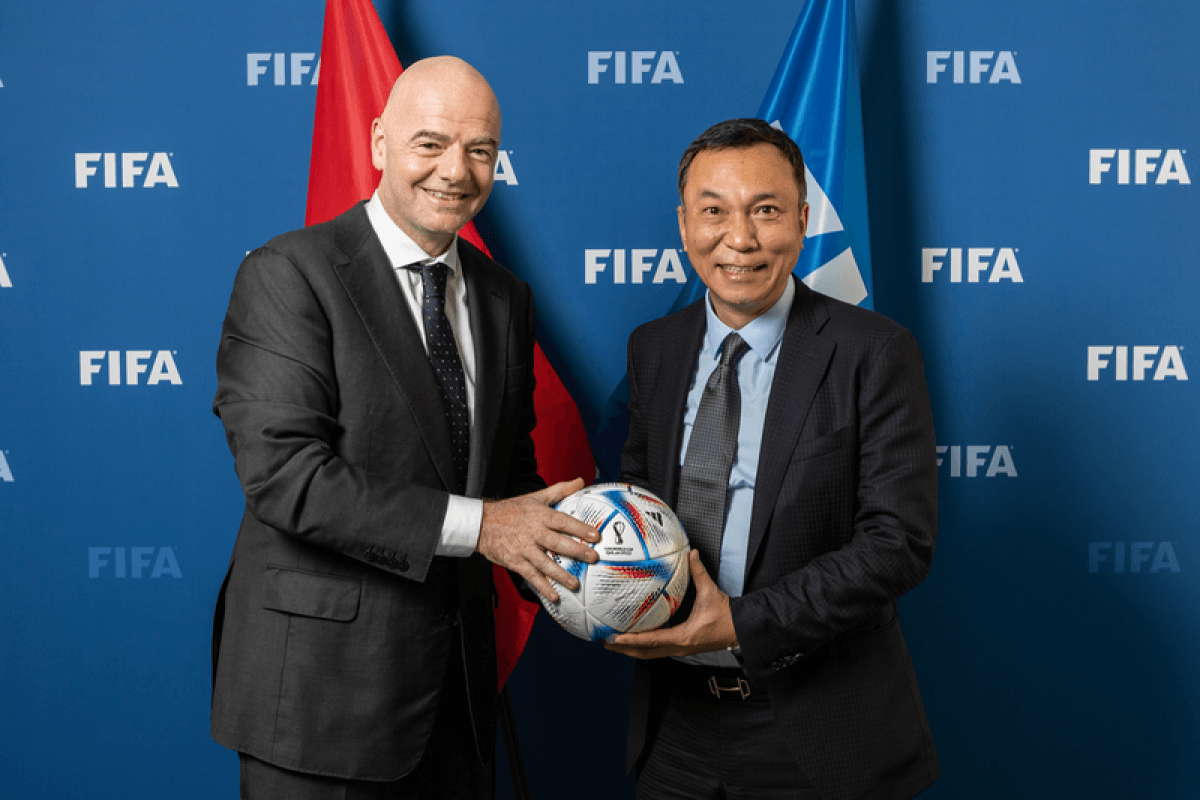 Chu tich FIFA Gianni Infantino cung Chu tich VFF Tran Quoc Tuan du khai mac World Cup 2026