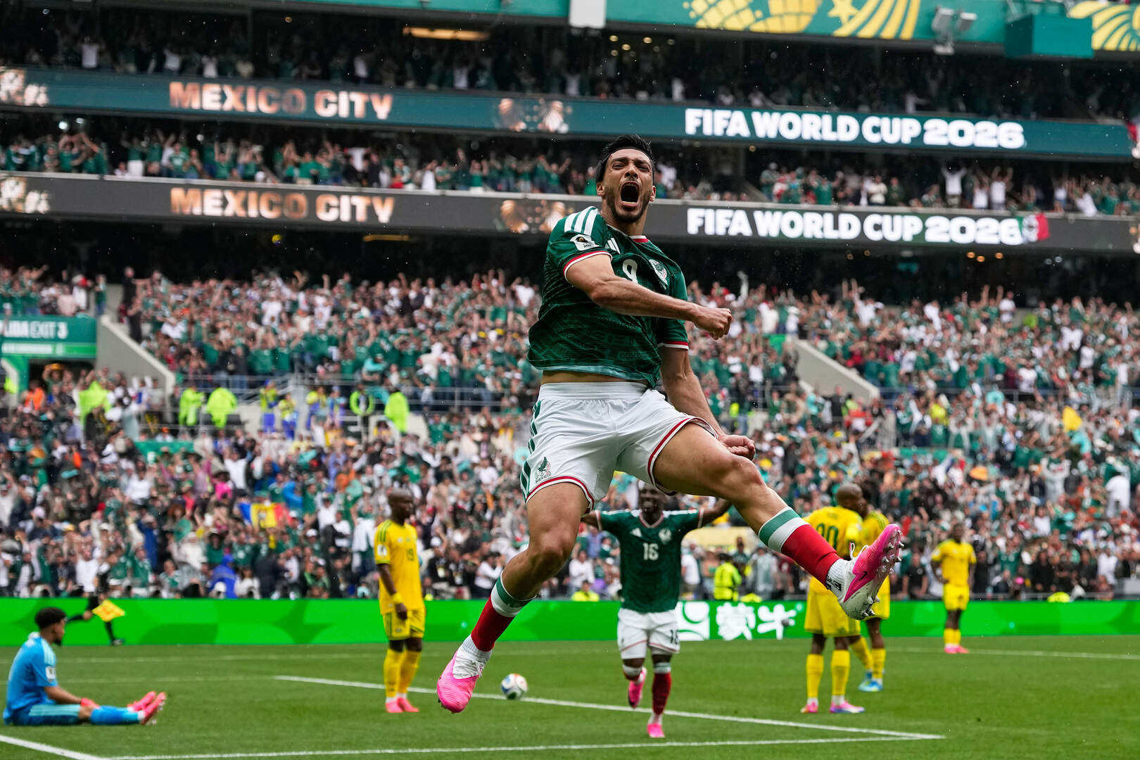Raul Jimenez Vết sẹo sinh tử, nỗi đau mất cha, và giọt nước mắt tại Azteca 1