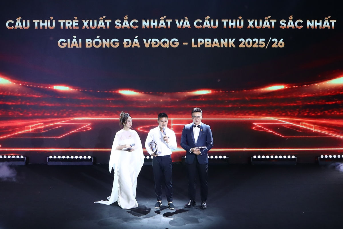 Quang Hải nhận danh hiệu Cầu thủ xuất sắc nhất VLeague 202526 1