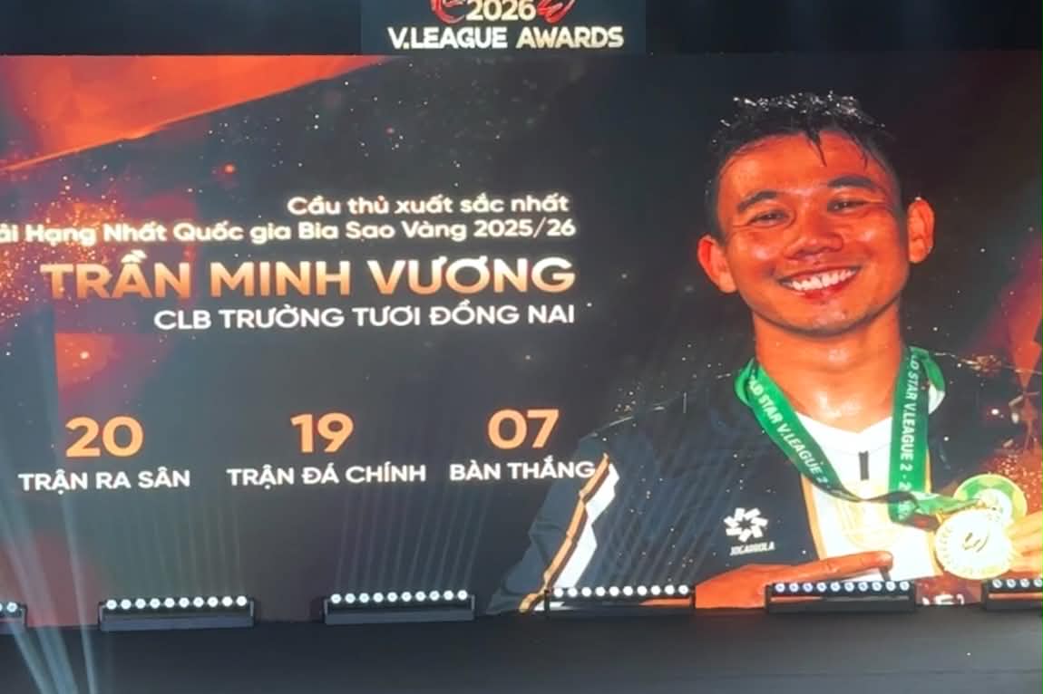 VPF vinh danh Trần Minh Vương ở dang hiệu Cầu thủ xuất sắc nhất Giải hạng Nhất quốc gia 2025/26 VPF vinh danh Tran Minh Vuong o dang hieu Cau thu xuat sac nhat Giai hang Nhat quoc gia 2025/26