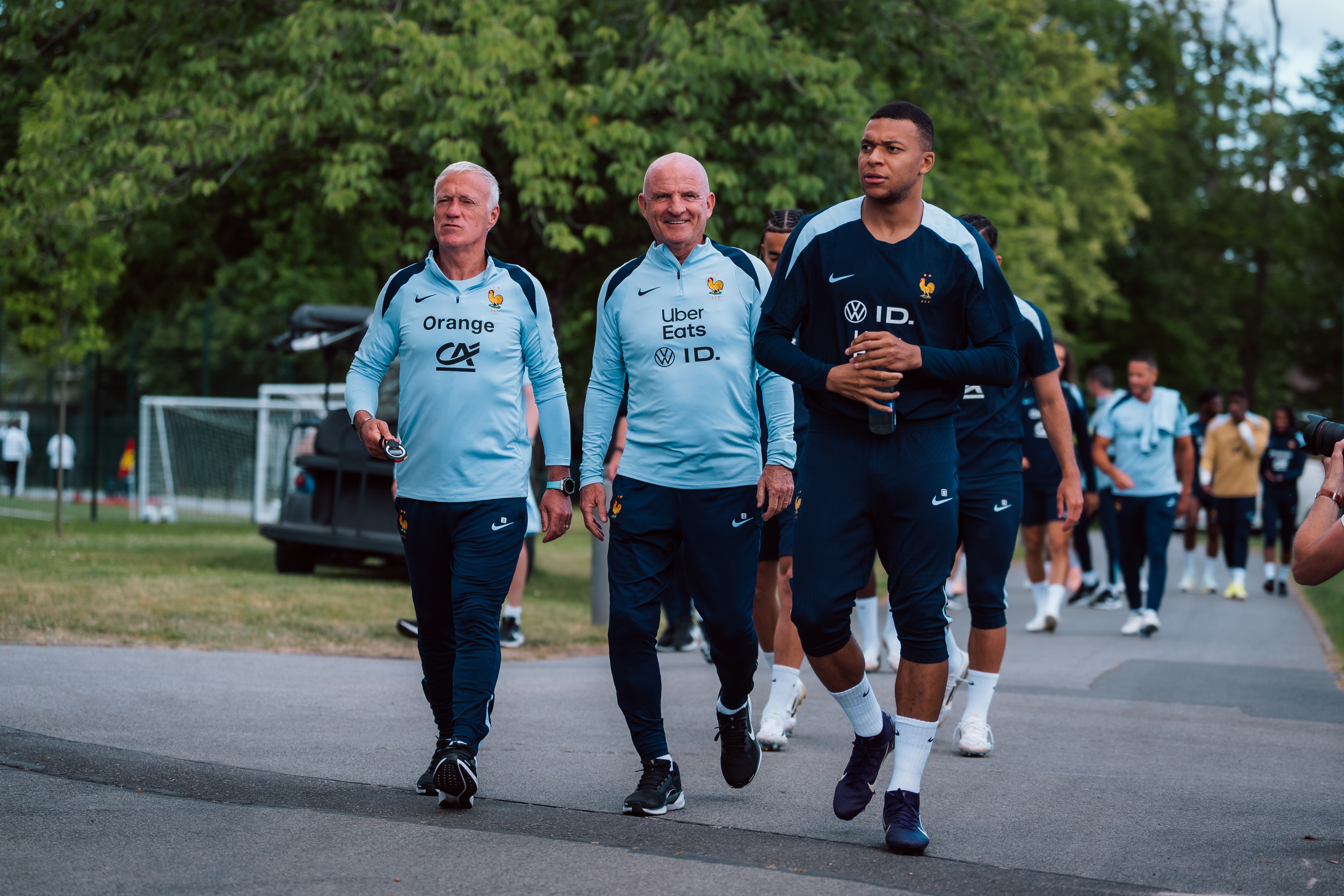 HLV trưởng Didier Deschamps trợ lý Guy Stephan và Kylian Mbappe tại trung tâm Clairefontaine HLV truong Didier Deschamps tro ly Guy Stephan va Kylian Mbappe tai trung tam Clairefontaine