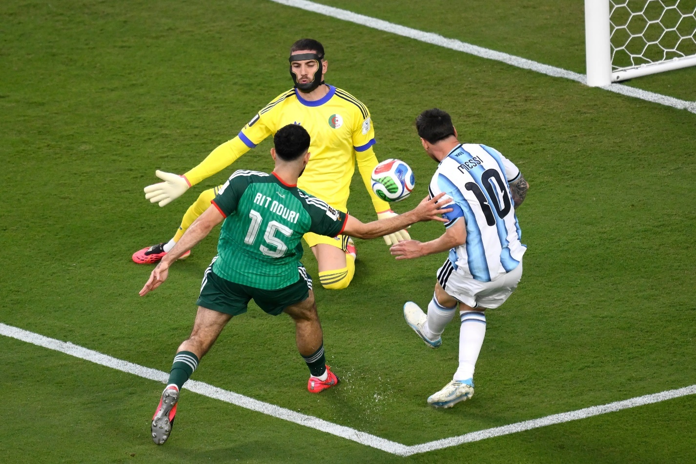 Messi không ‘điên’, chúng ta ‘điên’ 2 Messi không ‘điên’, chúng ta ‘điên’ 2