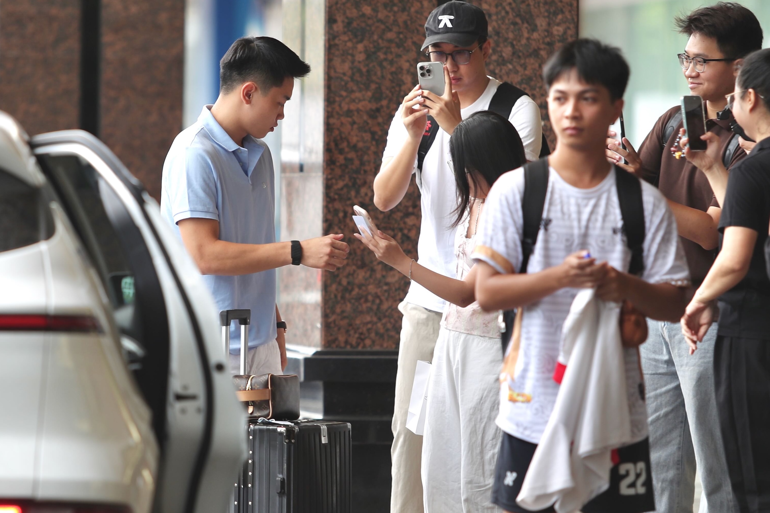 Thầy trò Kim Sang Sik có mặt tại khách sạn, sẵn sàng cho đợt hội quân 6 Thầy trò Kim Sang Sik có mặt tại khách sạn, sẵn sàng cho đợt hội quân 6