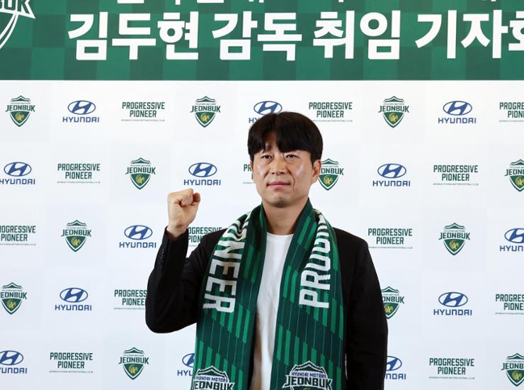 HLV Kim Sang-sik bổ sung thêm trợ lý từng thi đấu tại Ngoại hạng Anh 1