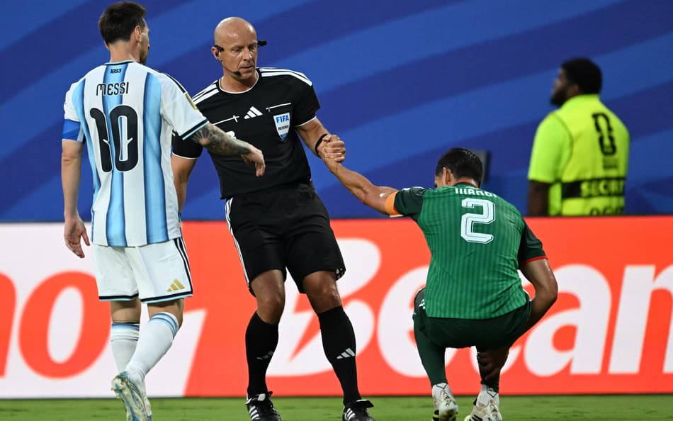 Có hay không chuyện những huyền thoại như Lionel Messi thường nhận được sự thiên vị từ các trọng tài 2 Có hay không chuyện những huyền thoại như Lionel Messi thường nhận được sự thiên vị từ các trọng tài 2