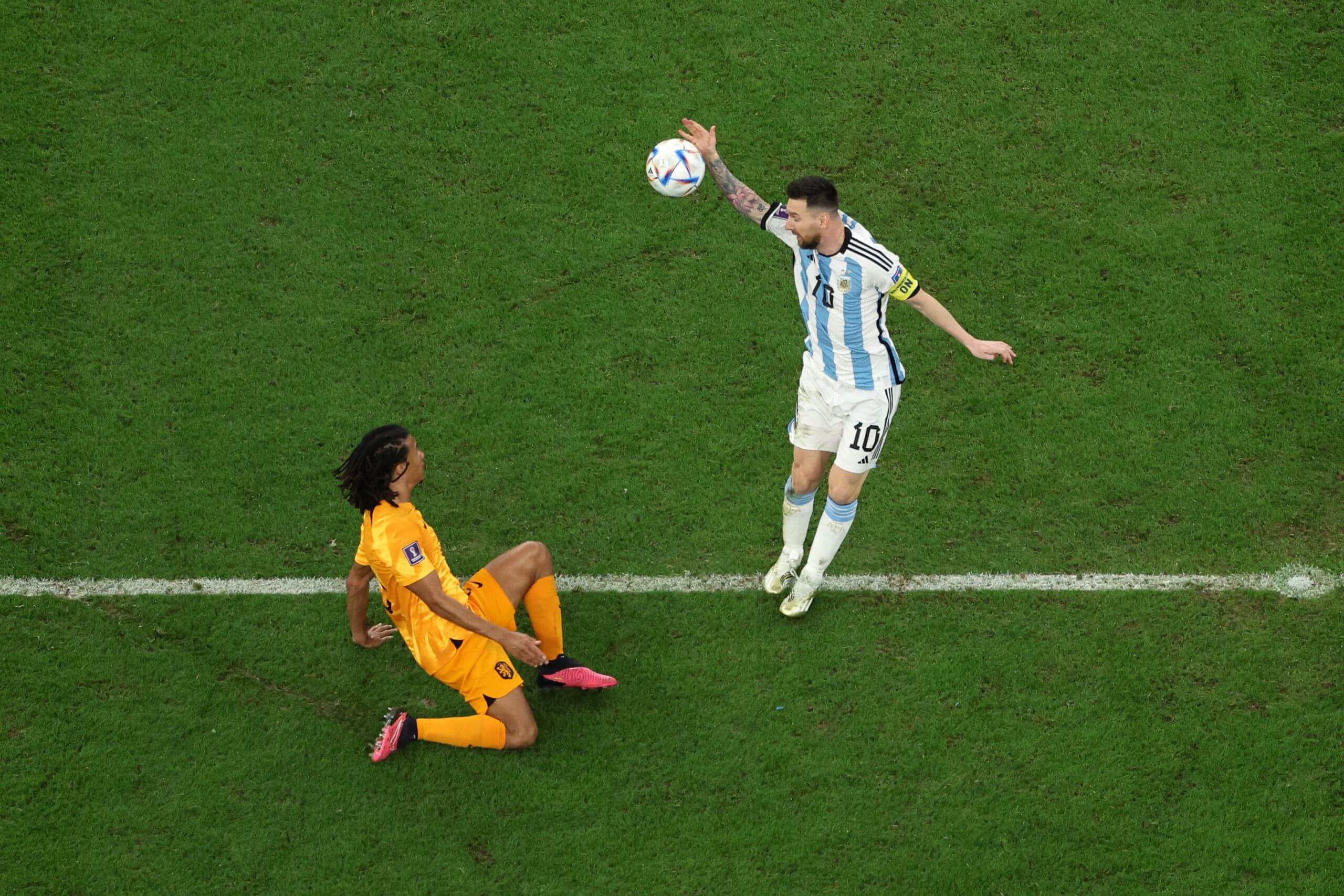 Có hay không chuyện những huyền thoại như Lionel Messi thường nhận được sự thiên vị từ các trọng tài 3 Có hay không chuyện những huyền thoại như Lionel Messi thường nhận được sự thiên vị từ các trọng tài 3