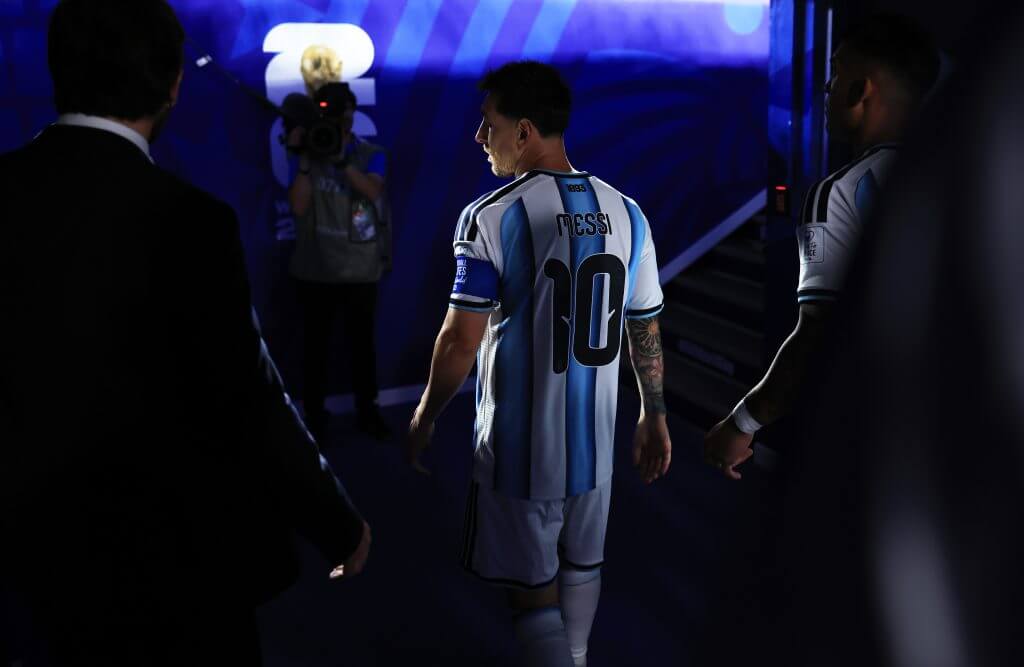 Xavi Nếu bạn không thể phối hợp với Messi, tức là bạn không biết đá bóng! 4