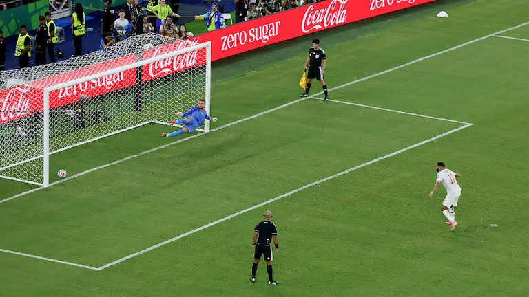 Marocco danh bai Ha Lan 3-2 tren cham luan luu.