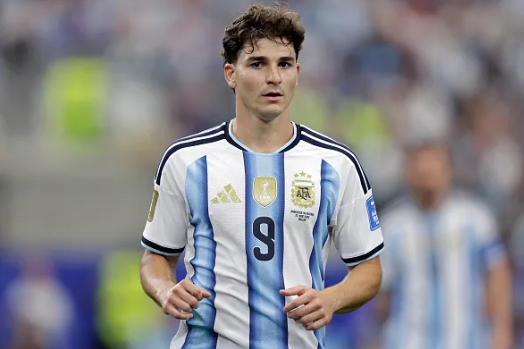Atletico Madrid gửi thông điệp tới Arsenal vụ Julian Alvarez. Atletico Madrid gui thong diep toi Arsenal vu Julian Alvarez.