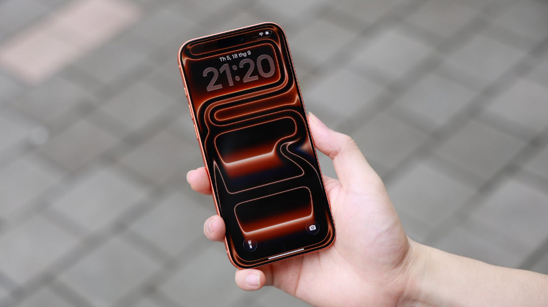 Thiết kế mặt trước quen thuộc giúp người dùng iPhone dễ làm quen khi nâng cấp lên thế hệ mới.
