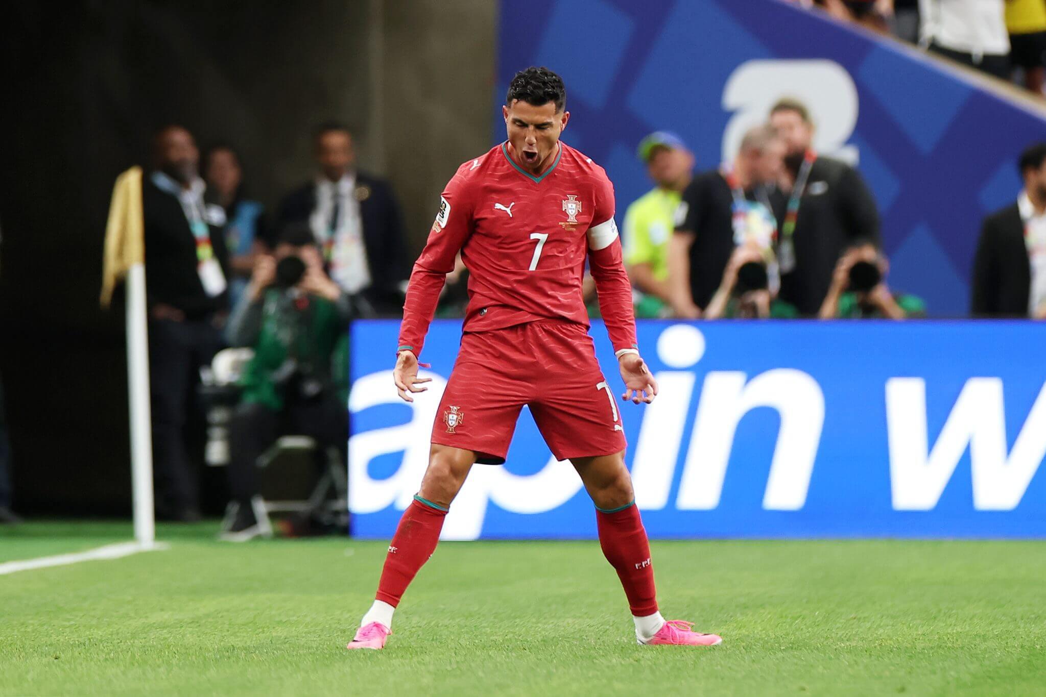 GOAT vs GOAT Lionel Messi và Cristiano Ronaldo Cuộc đối đầu không giống bất kỳ điều gì bóng đá từng chứng kiến 9 GOAT vs GOAT Lionel Messi và Cristiano Ronaldo Cuộc đối đầu không giống bất kỳ điều gì bóng đá từng chứng kiến 9