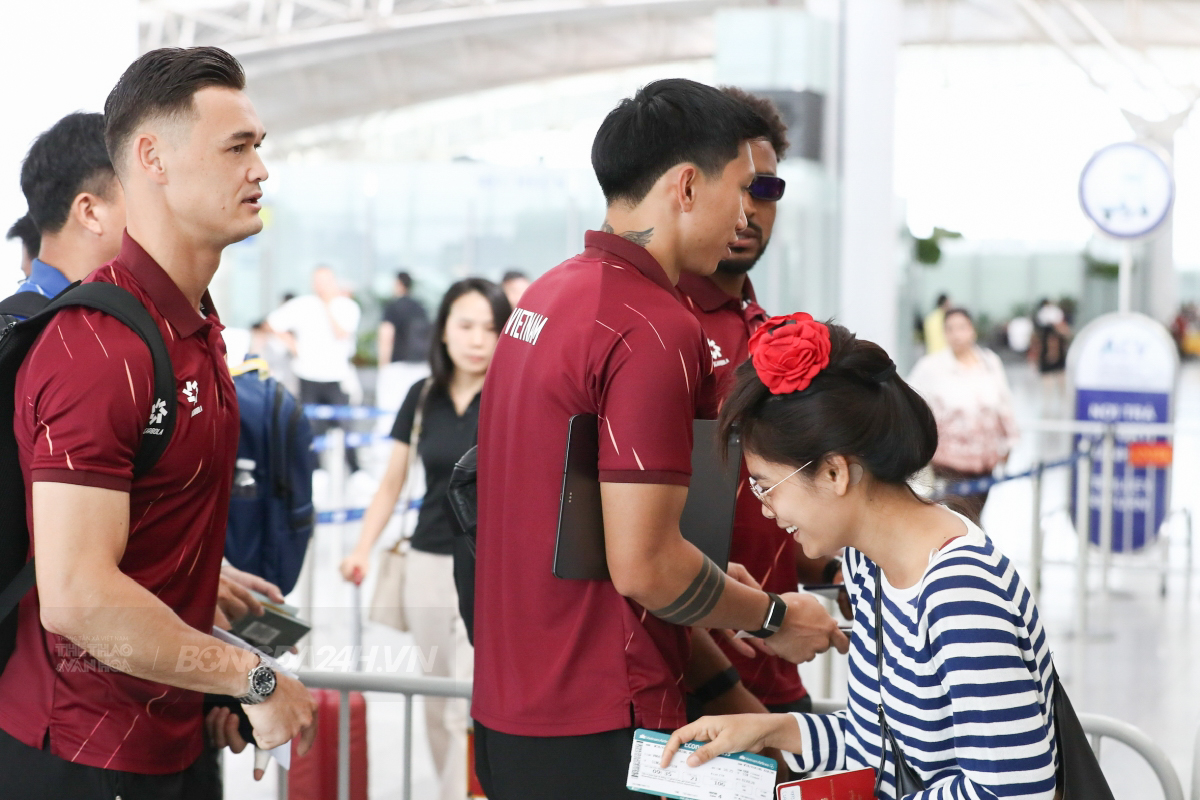 Tuyển Việt Nam được fan quây kín trong ngày sang Hàn Quốc 7 Tuyển Việt Nam được fan quây kín trong ngày sang Hàn Quốc 7