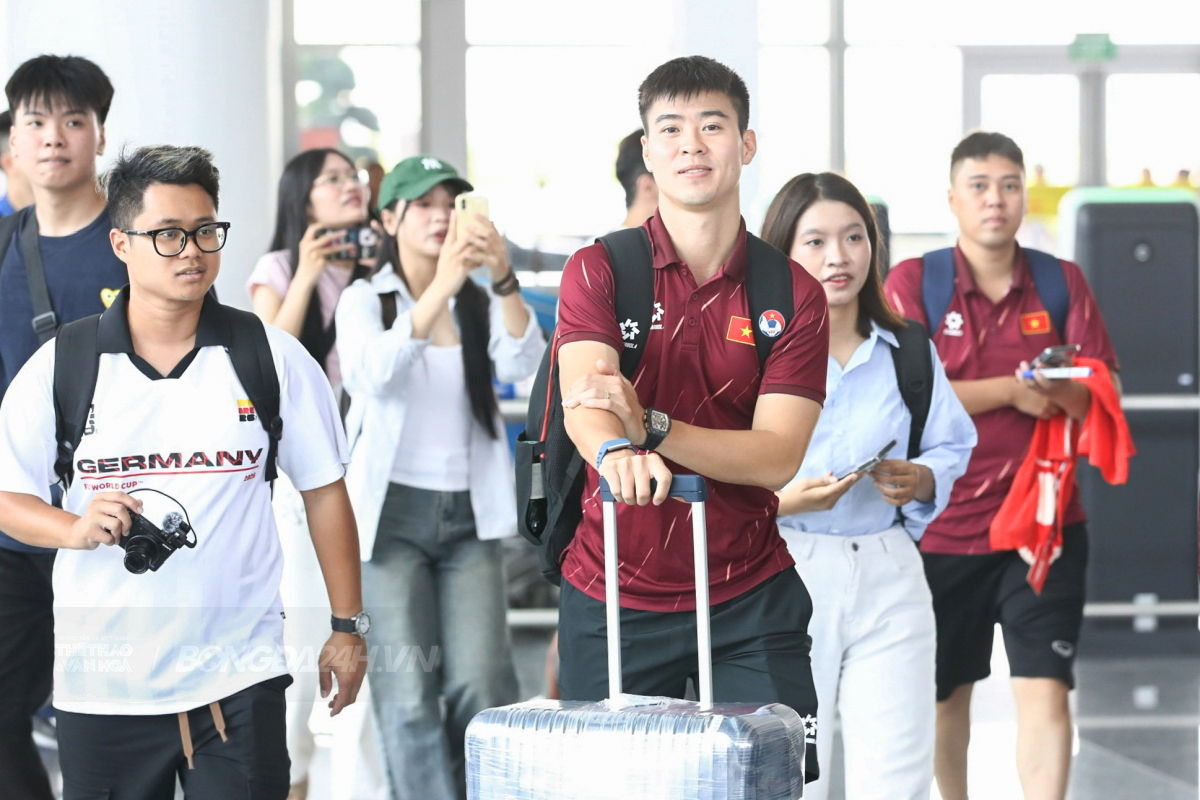 Tuyển Việt Nam được fan quây kín trong ngày sang Hàn Quốc 8 Tuyển Việt Nam được fan quây kín trong ngày sang Hàn Quốc 8