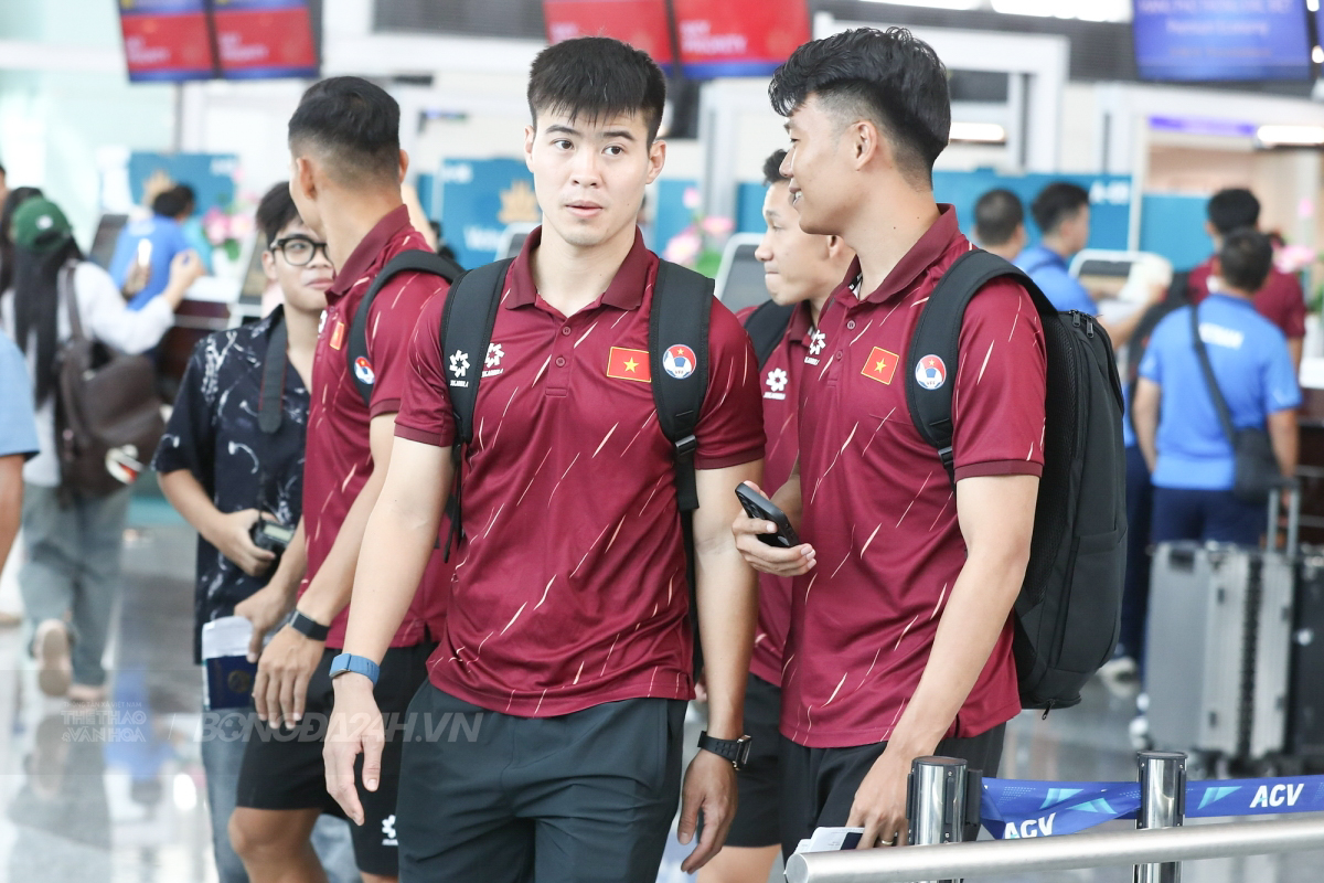 Tuyển Việt Nam được fan quây kín trong ngày sang Hàn Quốc 3 Tuyển Việt Nam được fan quây kín trong ngày sang Hàn Quốc 3
