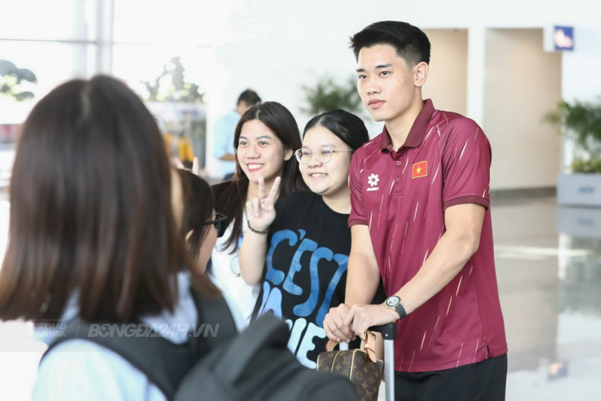 Tuyển Việt Nam được fan quây kín trong ngày sang Hàn Quốc 6 Tuyển Việt Nam được fan quây kín trong ngày sang Hàn Quốc 6
