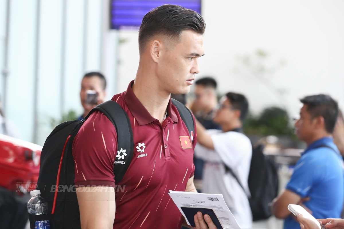 Tuyển Việt Nam được fan quây kín trong ngày sang Hàn Quốc 1 Tuyển Việt Nam được fan quây kín trong ngày sang Hàn Quốc 1