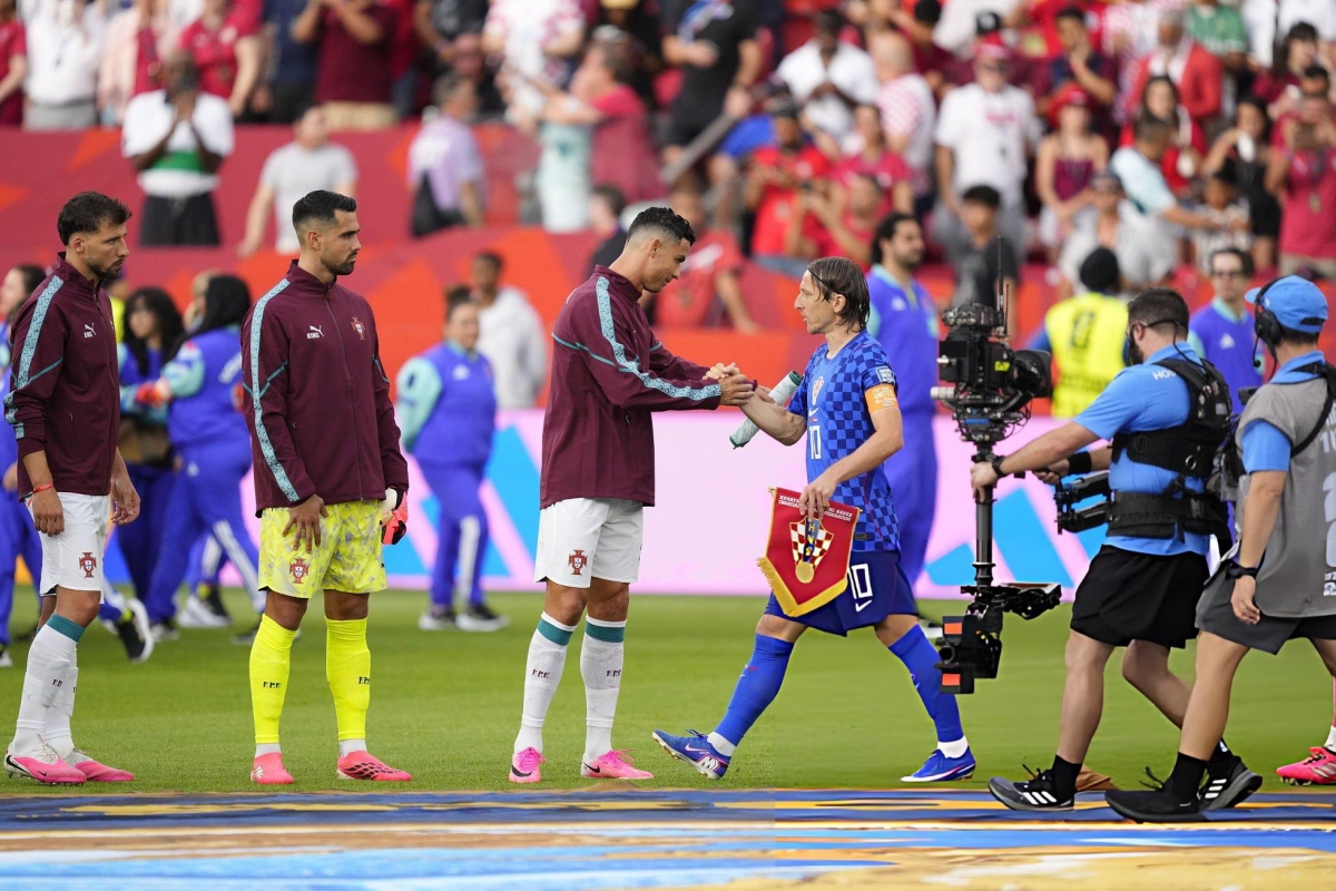 Màn chạm trán cảm xúc của Cristiano Ronaldo và Luka Modric 2