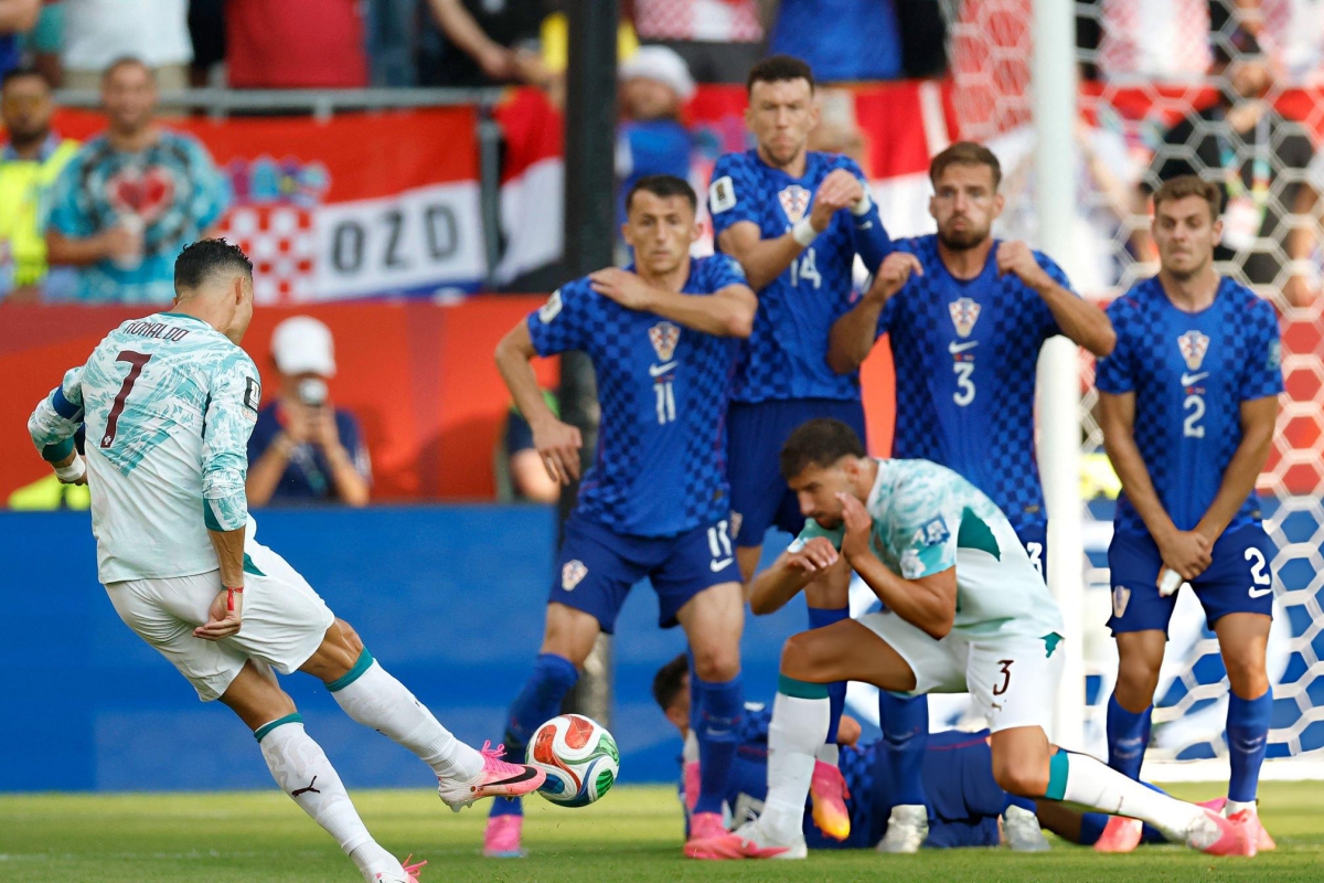 Màn chạm trán cảm xúc của Cristiano Ronaldo và Luka Modric 6
