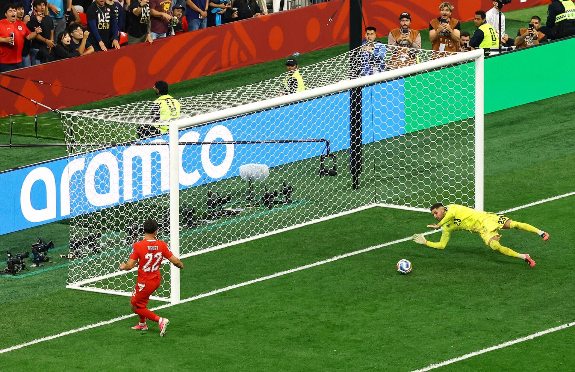 Tình huống bỏ lỡ khó tin ở trận Thụy Sĩ vs Algeria 1