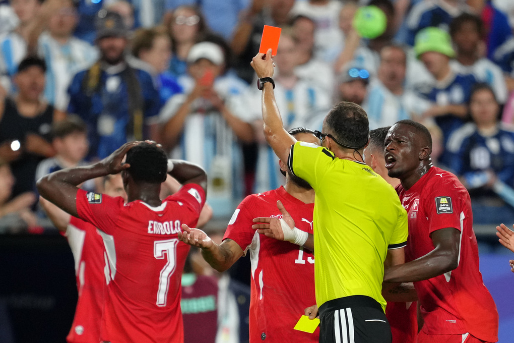 CĐV lo ngại trọng tài xử ép Anh trong trận bán kết gặp Argentina 1 CĐV lo ngại trọng tài xử ép Anh trong trận bán kết gặp Argentina 1