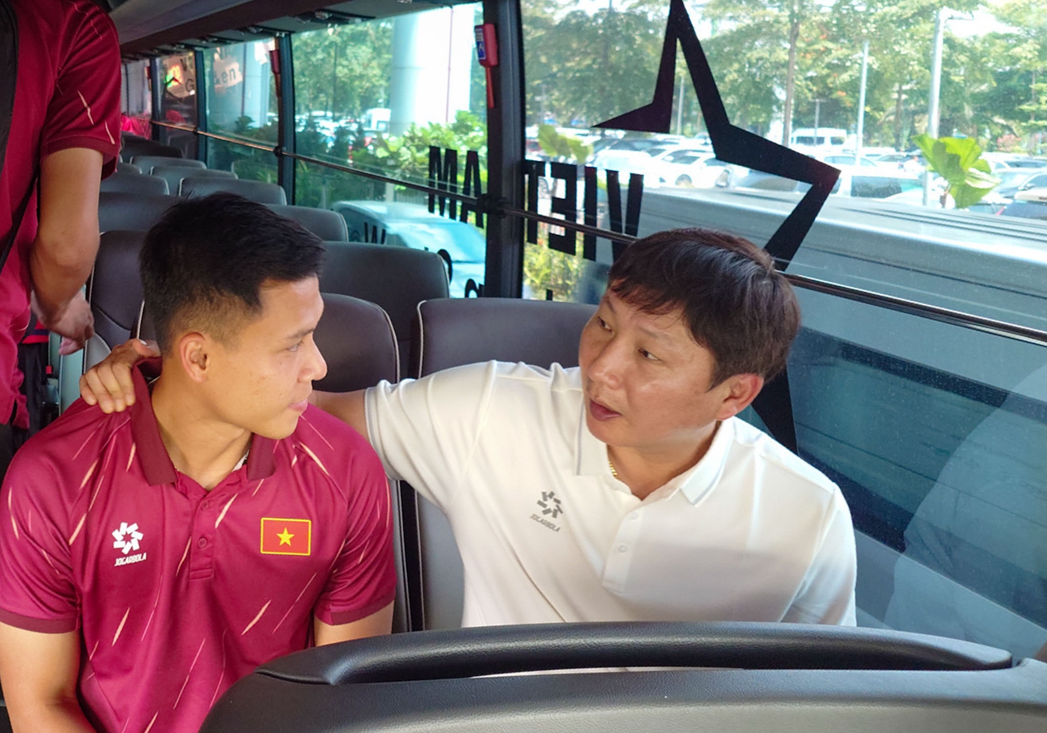 HLV Kim Sang Sik động viên hậu vệ Lê Ngọc Bảo HLV Kim Sang Sik dong vien hau ve Le Ngoc Bao