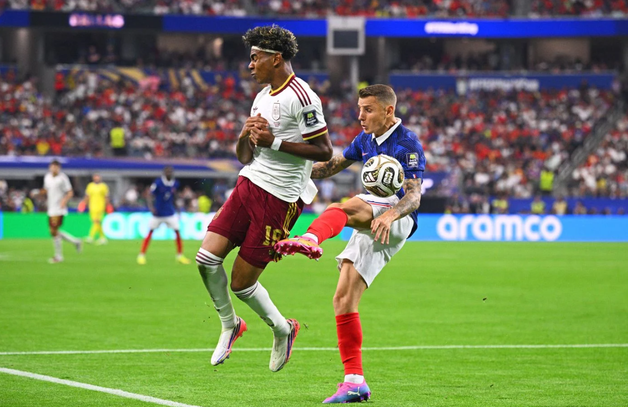 Lucas Digne mắc lỗi tai hại khiến Pháp bị thủng lưới Lucas Digne mac loi tai hai khien Phap bi thung luoi