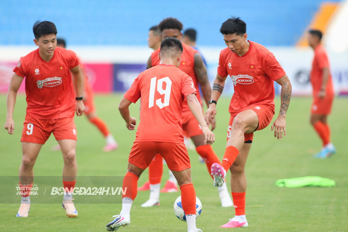 Dàn cầu thủ Việt Nam soi kỹ mặt sân Thái Nguyên 8 Dàn cầu thủ Việt Nam soi kỹ mặt sân Thái Nguyên 8