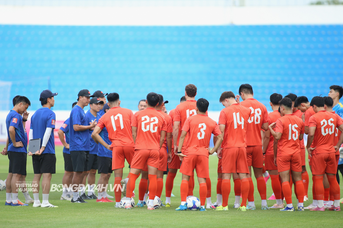 Dàn cầu thủ Việt Nam soi kỹ mặt sân Thái Nguyên 3 Dàn cầu thủ Việt Nam soi kỹ mặt sân Thái Nguyên 3